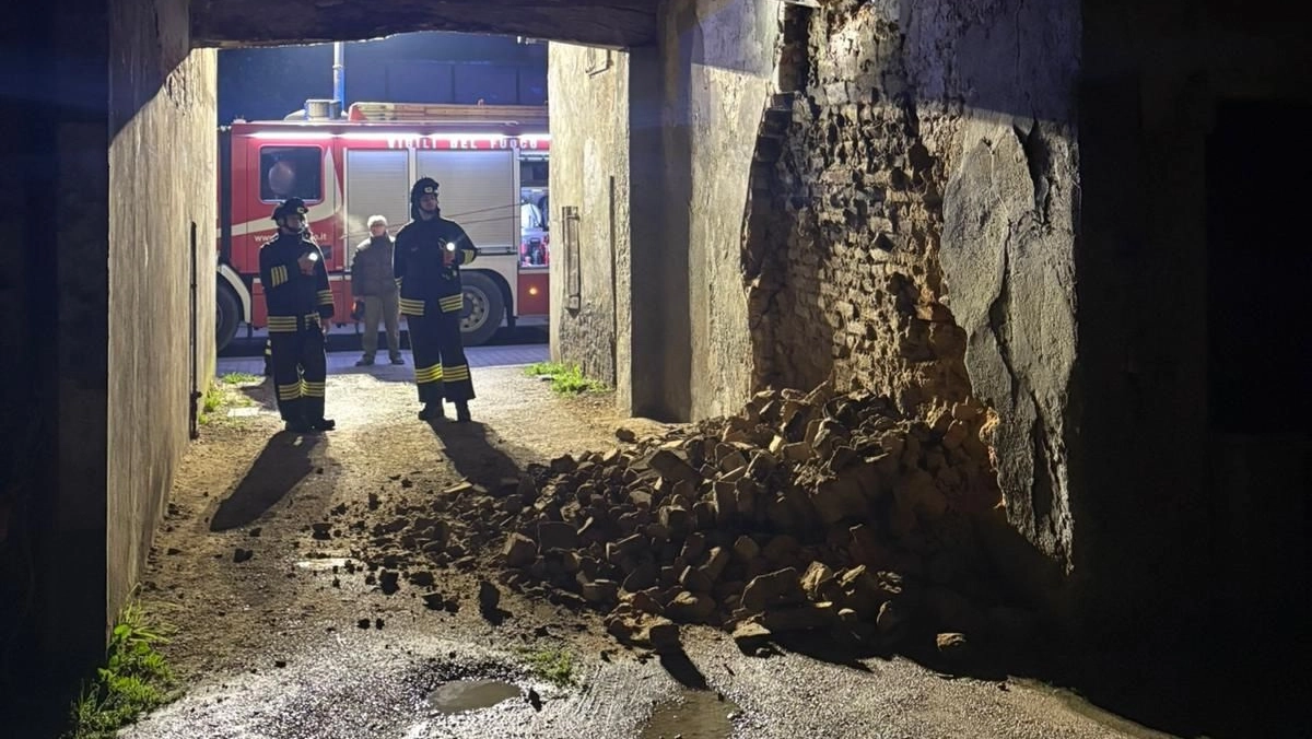 L'intervento dei vigili del fuoco per le verifiche del caso