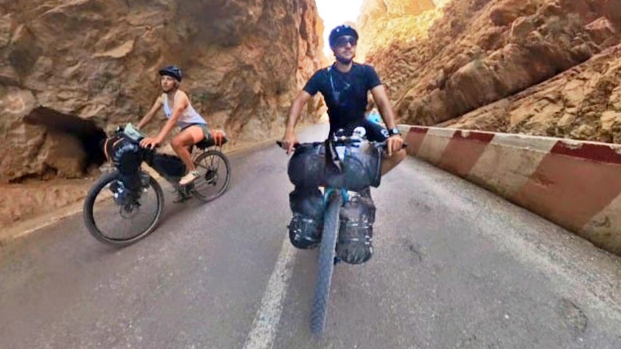 Omar e Chiara stanno pedalando verso la Turchia Raggiungeranno la meta nella primavera del 2026