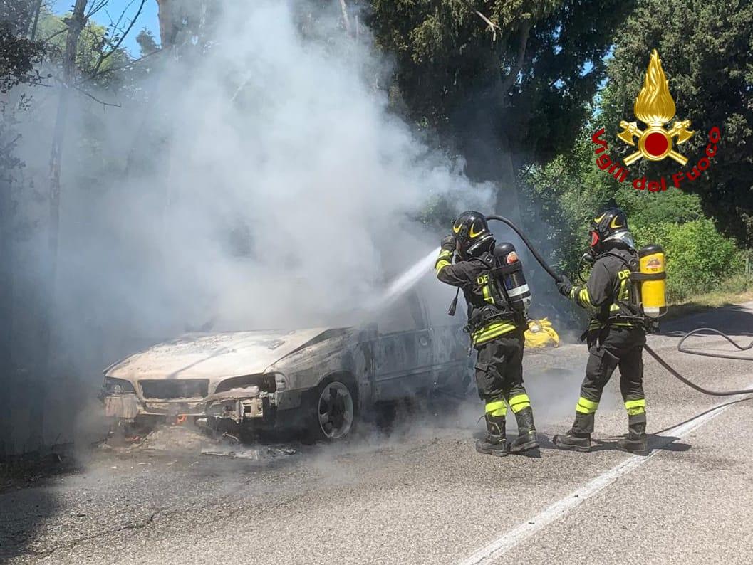 sorpassa auto in coda e investe due vigili del fuoco che stanno domando un incendio sulla paullese