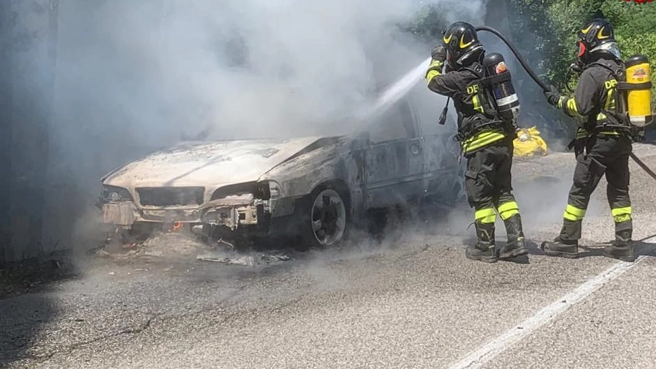 Al momento dell'incidente i vigili del fuoco stavano domando le fiamme provenienti da un'auto (foto di archivio) Al momento dell'incidente i vigili del fuoco stavano domando le fiamme provenienti da un'auto (foto di archivio)