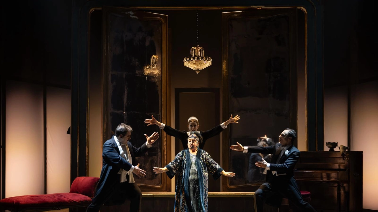 Uno scatto di una scena di prosa al teatro Manzoni Uno scatto di una scena di prosa al teatro Manzoni