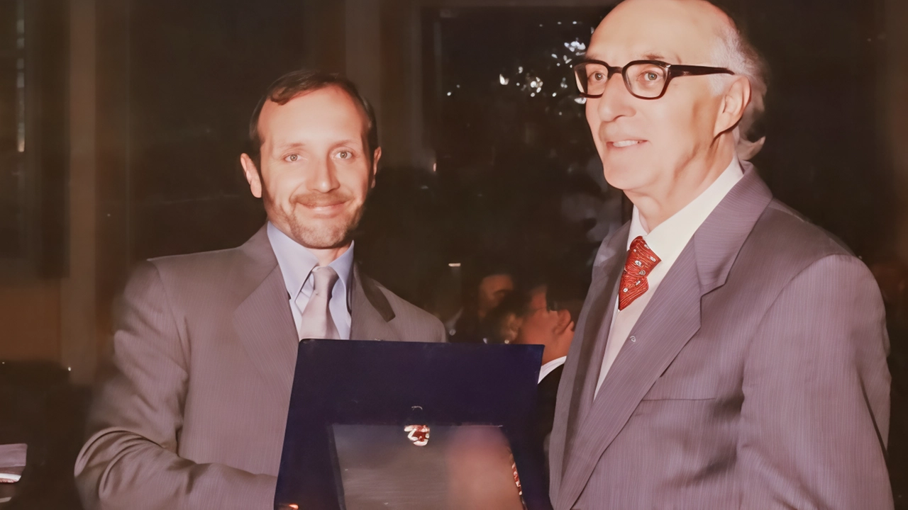 A destra Angelo Gamba, ideatore ora scomparso, con l’ex presidente del Cai Paolo Valoti A destra Angelo Gamba, ideatore ora scomparso, con l’ex presidente del Cai Paolo Valoti