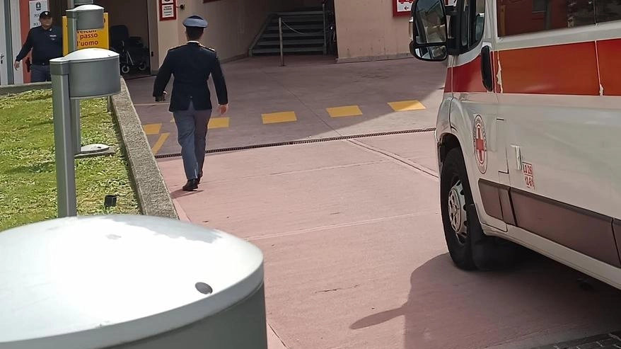 Casalpusterlengo, violenza al Villaggio Pilota. Il ventenne era ubriaco. L’allarme lanciato dai vicini di casa che hanno sentito il trambusto e le urla. Casalpusterlengo, violenza al Villaggio Pilota. Il ventenne era ubriaco. L’allarme lanciato dai vicini di casa che hanno sentito il trambusto e le urla.