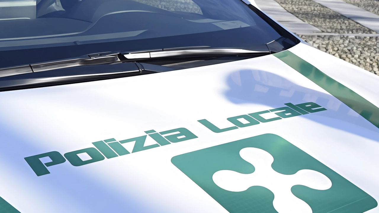 A Milano, un grave incidente tra una moto e un furgone a noleggio ha causato gravi ferite al centauro di 29 anni. L'impatto è avvenuto all'incrocio fra via Vittadini e viale Toscana, con il motociclista trasportato in condizioni critiche all'ospedale di Niguarda.