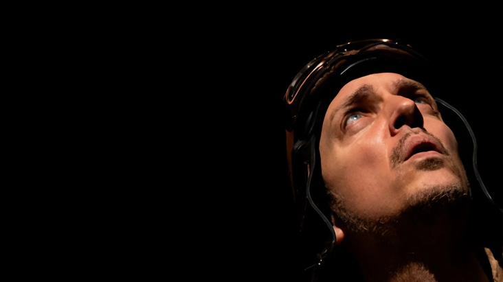 Due clown-antieroi esplorano il tema dell'uso delle risorse in "Plan-Bi. Un altro mondo" al Teatro Telaio di Brescia. Spettacolo senza parole ma ricco di significato, invita alla riflessione sul nostro rapporto con la natura.