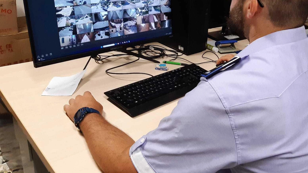 Il Ministero dell'Interno destina quasi 280mila euro a 7 comuni del Varesotto per progetti di videosorveglianza. Il finanziamento mira a potenziare la sicurezza urbana e supportare le forze dell'ordine. Il progetto di Luino prevede varchi di lettura targhe per la prevenzione dei reati. La città assumerà un nuovo agente per aumentare la sicurezza in riva al Lago Maggiore. Il Ministero dell'Interno destina quasi 280mila euro a 7 comuni del Varesotto per progetti di videosorveglianza. Il finanziamento mira a potenziare la sicurezza urbana e supportare le forze dell'ordine. Il progetto di Luino prevede varchi di lettura targhe per la prevenzione dei reati. La città assumerà un nuovo agente per aumentare la sicurezza in riva al Lago Maggiore.