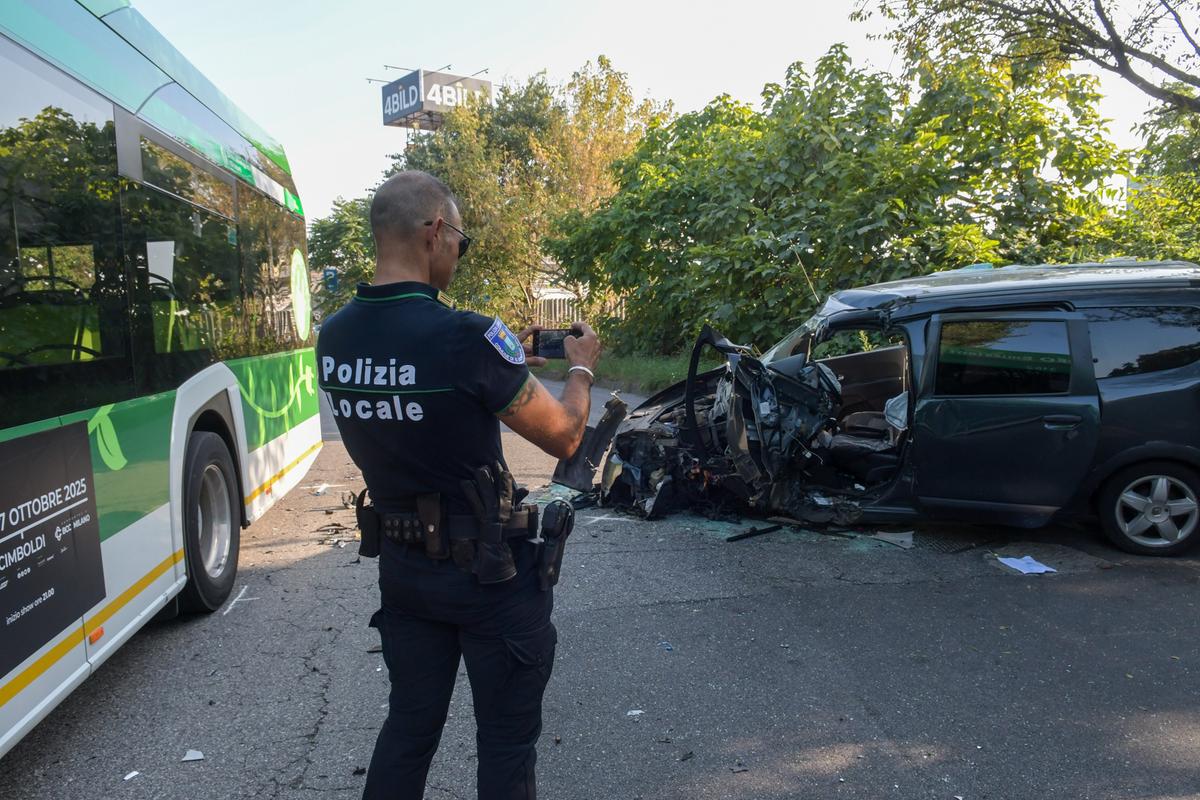 San Donato, incidente tra auto e autobus: grave donna