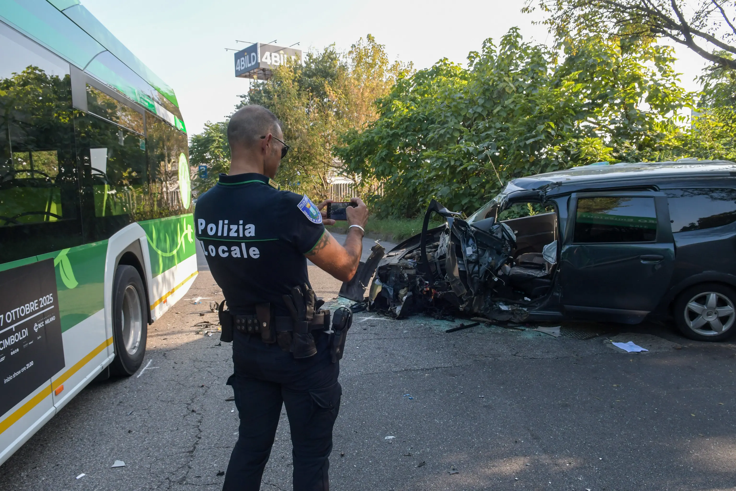 San Donato, incidente tra auto e autobus: grave donna