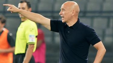 Eugenio Corini guida la Cremonese verso la terza vittoria consecutiva. Sfida cruciale contro il Modena, mentre Bisoli rischia per la frenata del suo team. Possibili cambiamenti in formazione e gestione delle energie in vista del prossimo match contro il Pisa.