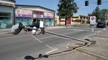 A Gaggiano abbattuto l'unico autovelox: opera di fleximan o del maltempo?