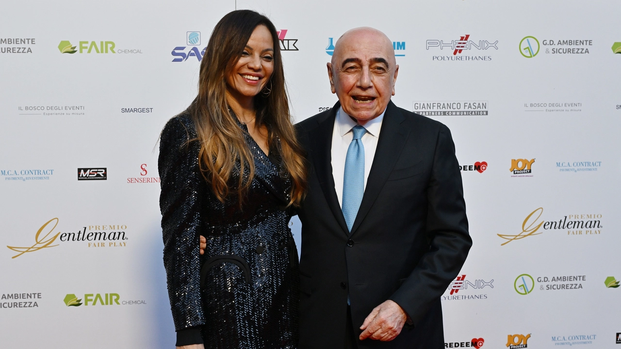 Adriano Galliani, 80 anni, insieme alla fidanzata Helga Costa, 57, il 16 maggio 2024, in occasione della consegna del Premio Gentleman. I due si sposeranno a Monza Adriano Galliani, 80 anni, insieme alla fidanzata Helga Costa, 57, il 16 maggio 2024, in occasione della consegna del Premio Gentleman. I due si sposeranno a Monza
