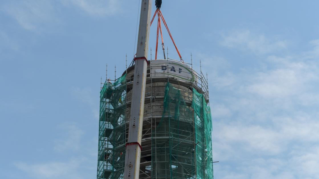 Addio alla torre acquedotto di Bellinzago: demolizione con braccio meccanico da 40 metri e tagli al laser Addio alla torre acquedotto di Bellinzago: demolizione con braccio meccanico da 40 metri e tagli al laser