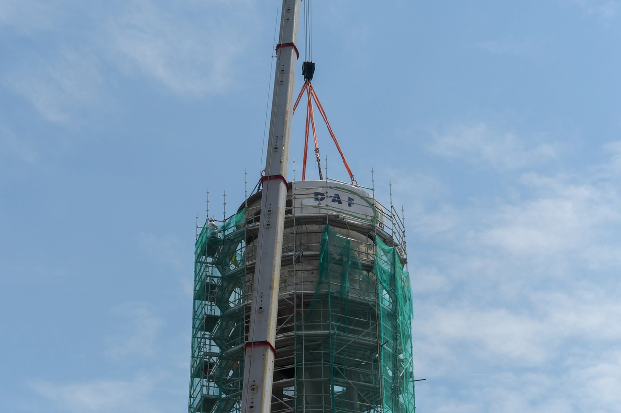 La torre in demolizione (Ansa/Canali)
