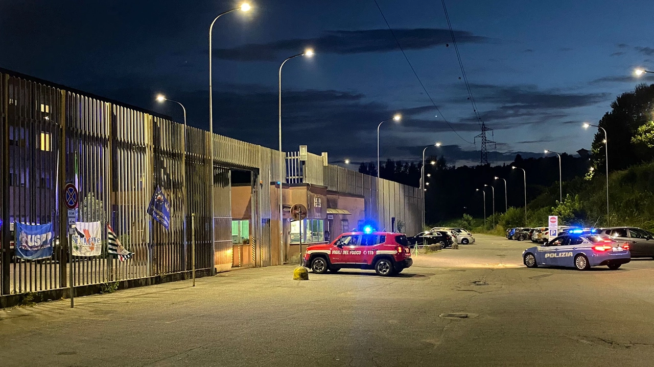 Appiccato un incendio al carcere Bassone di Como: il rogo è nato dalla cella di un detenuto che ha dato fuoco al materasso Appiccato un incendio al carcere Bassone di Como: il rogo è nato dalla cella di un detenuto che ha dato fuoco al materasso