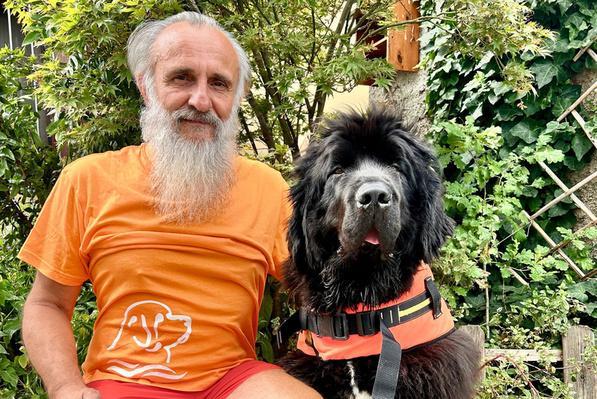Bagnino a quattro zampe. Angus e il suo proprietario evitano un’altra tragedia Bagnino a quattro zampe. Angus e il suo proprietario evitano un’altra tragedia
