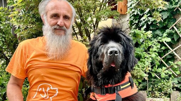 Due bagnanti rischiano grosso nella zona della foce del Pioverna a Bellano. Il terranova di tre anni li ha riportati a riva mentre stavano già affogando.