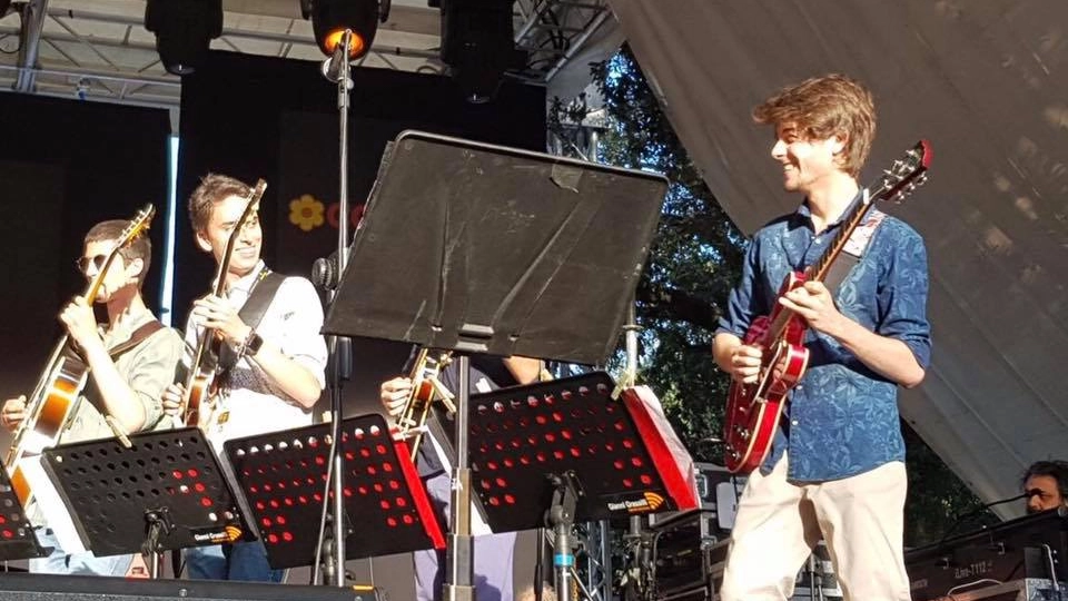 Il chitarrista Francesco Sensi sul palco (foto Facebook)