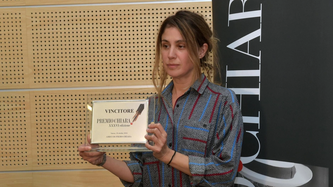 La scrittrice Veronica Raimo mostra la targa del primo posto del Premio Chiara La scrittrice Veronica Raimo mostra la targa del primo posto del Premio Chiara