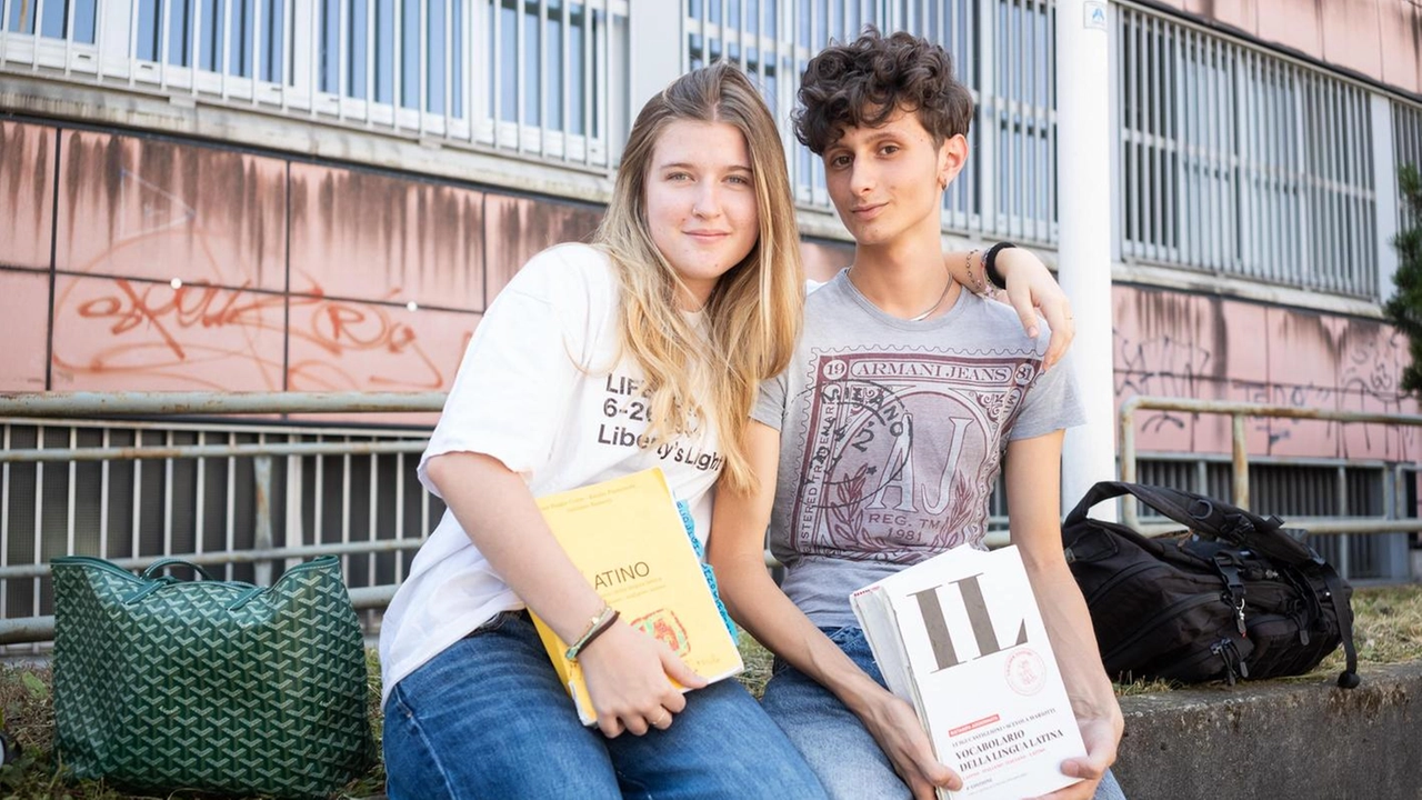 Viola Bertocchi e Francesco De Censo, all’uscita dal classico di via Gatti Viola Bertocchi e Francesco De Censo, all’uscita dal classico di via Gatti