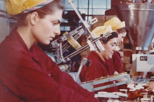 Dipendenti al lavoro in azienda nei primi anni di attività: siamo a metà degli anni Sessanta nel pieno del Boom economico italiano (immagine tratta dal sito aziendale)