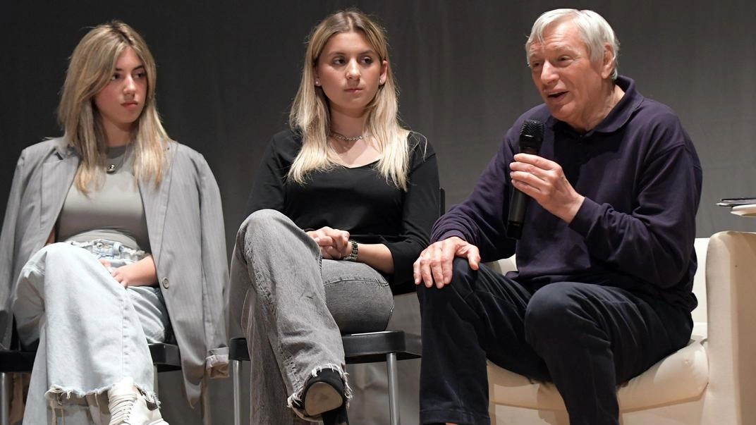 Il 28 maggio scorso l’incontro tra don Ciotti e 400 studenti al teatro Trivulzio, oggi lo scientifico Giordano Bruno sarà presto il “Presidio scolastico di Libera» Il 28 maggio scorso l’incontro tra don Ciotti e 400 studenti al teatro Trivulzio, oggi lo scientifico Giordano Bruno sarà presto il “Presidio scolastico di Libera»