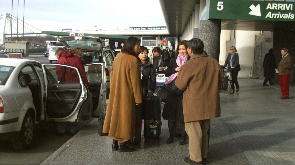 Stop ai tassisti abusivi al Terminal 1 e 2 di Malpensa con il supporto straordinario dei colleghi di Varese, Gallarate e Busto Arsizio Stop ai tassisti abusivi al Terminal 1 e 2 di Malpensa con il supporto straordinario dei colleghi di Varese, Gallarate e Busto Arsizio