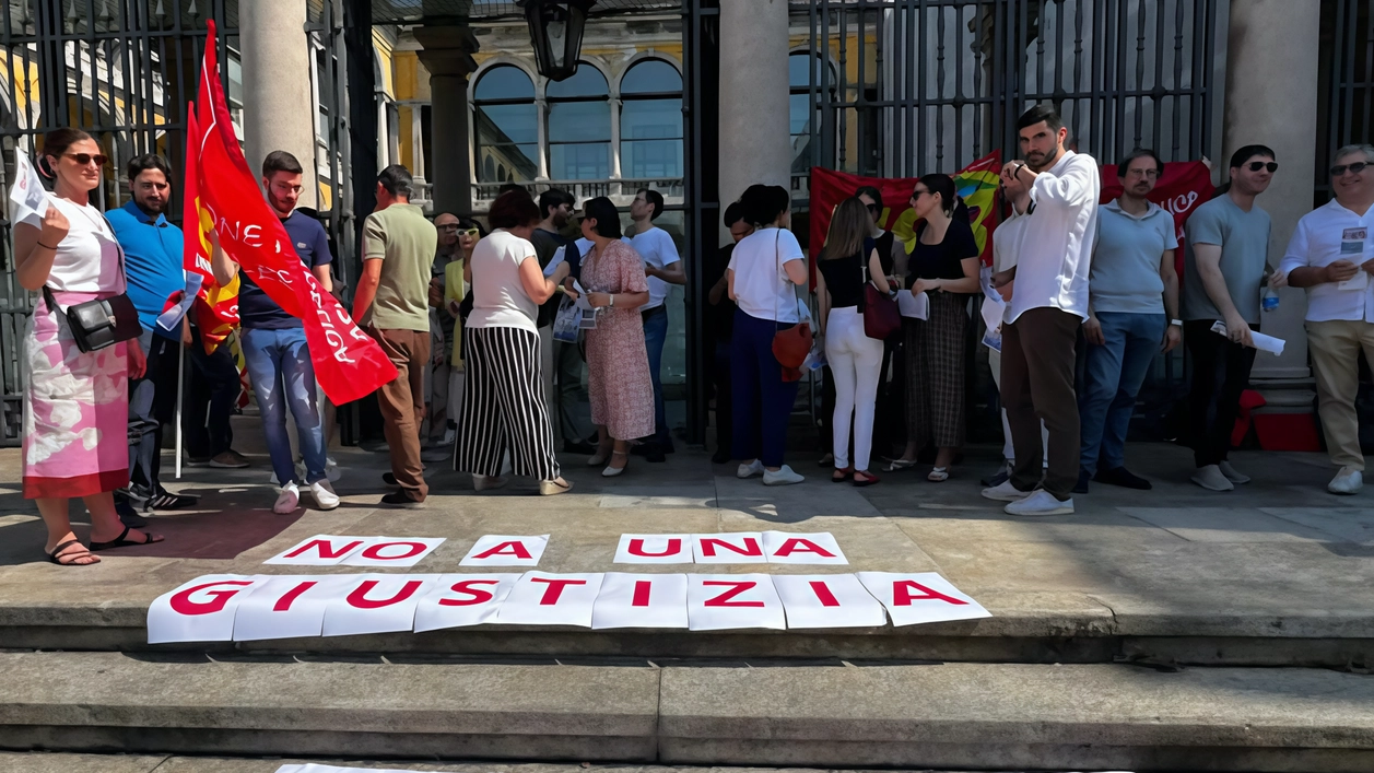 Il presidio di protesta dei lavoratori precari in servizio al tribunale di Monza Assunti con i fondi del Pnrr, i loro contratti scadranno tra un anno