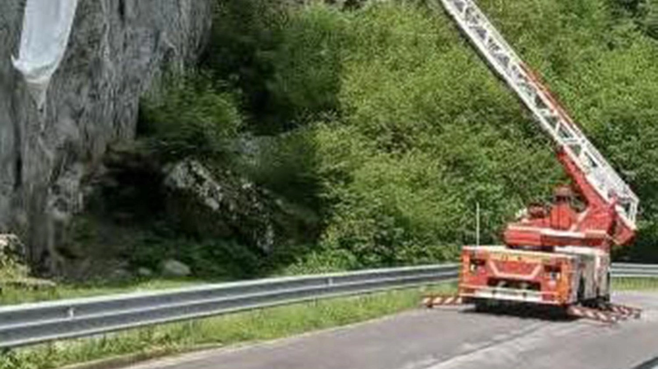 L’intervento di una squadra ridotta dei vigili del fuoco al Sasso Remenno L’intervento di una squadra ridotta dei vigili del fuoco al Sasso Remenno