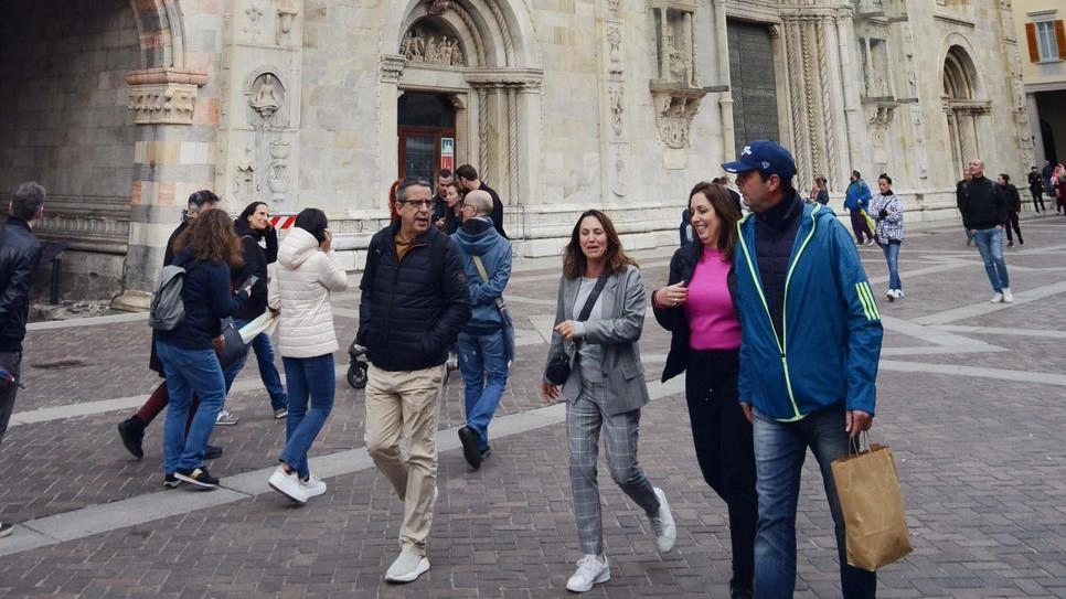Turisti in piazza del duomo a Como Ora per entrare dovranno sborsare dieci euro