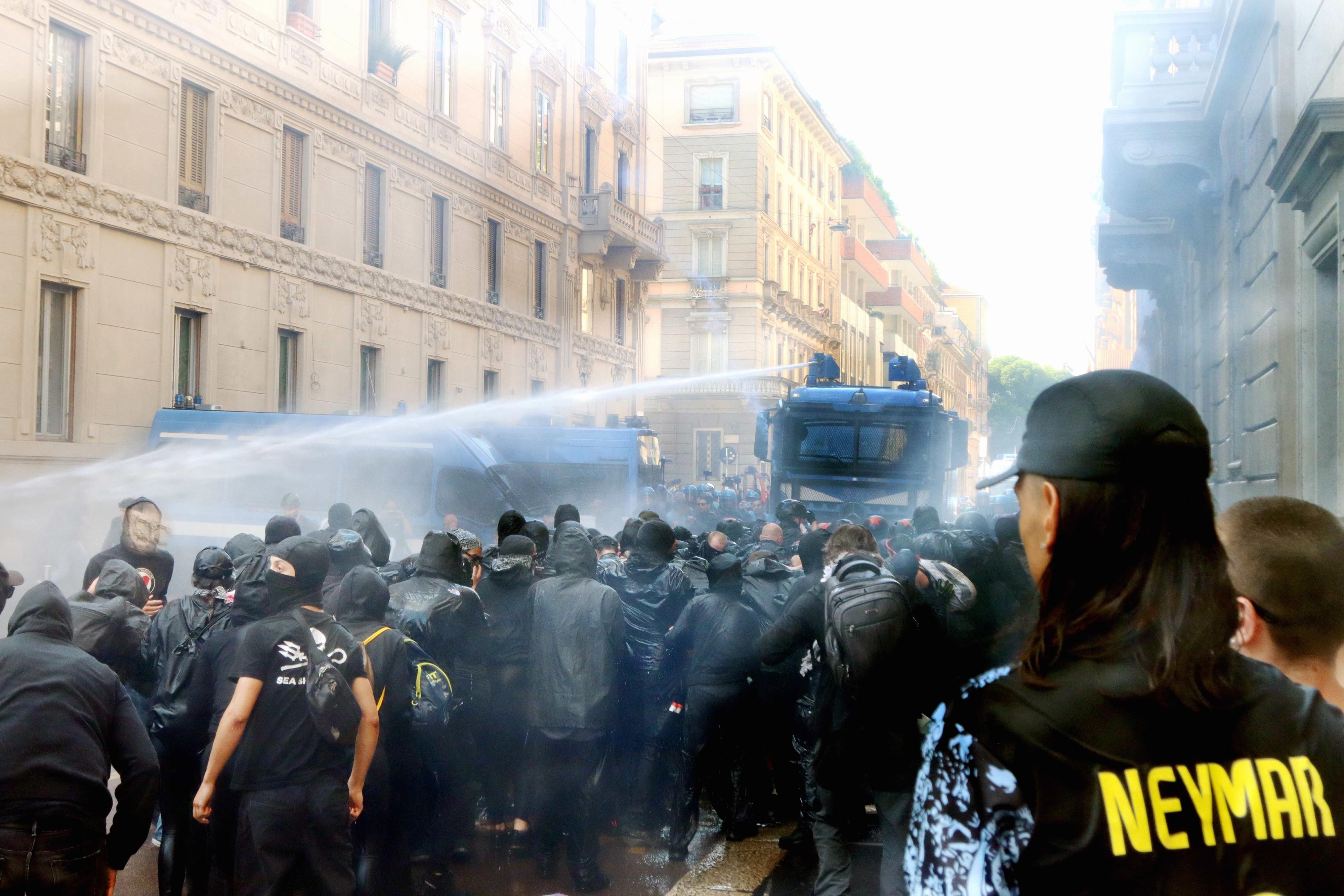 Remigration a Gallarate, dopo il corteo “antifa” a Milano scambio d’accuse fra Piantedosi e Schlein. La segretaria Dem: “Dal centrodestra sponda ai neonazi” Remigration a Gallarate, dopo il corteo “antifa” a Milano scambio d’accuse fra Piantedosi e Schlein. La segretaria Dem: “Dal centrodestra sponda ai neonazi”