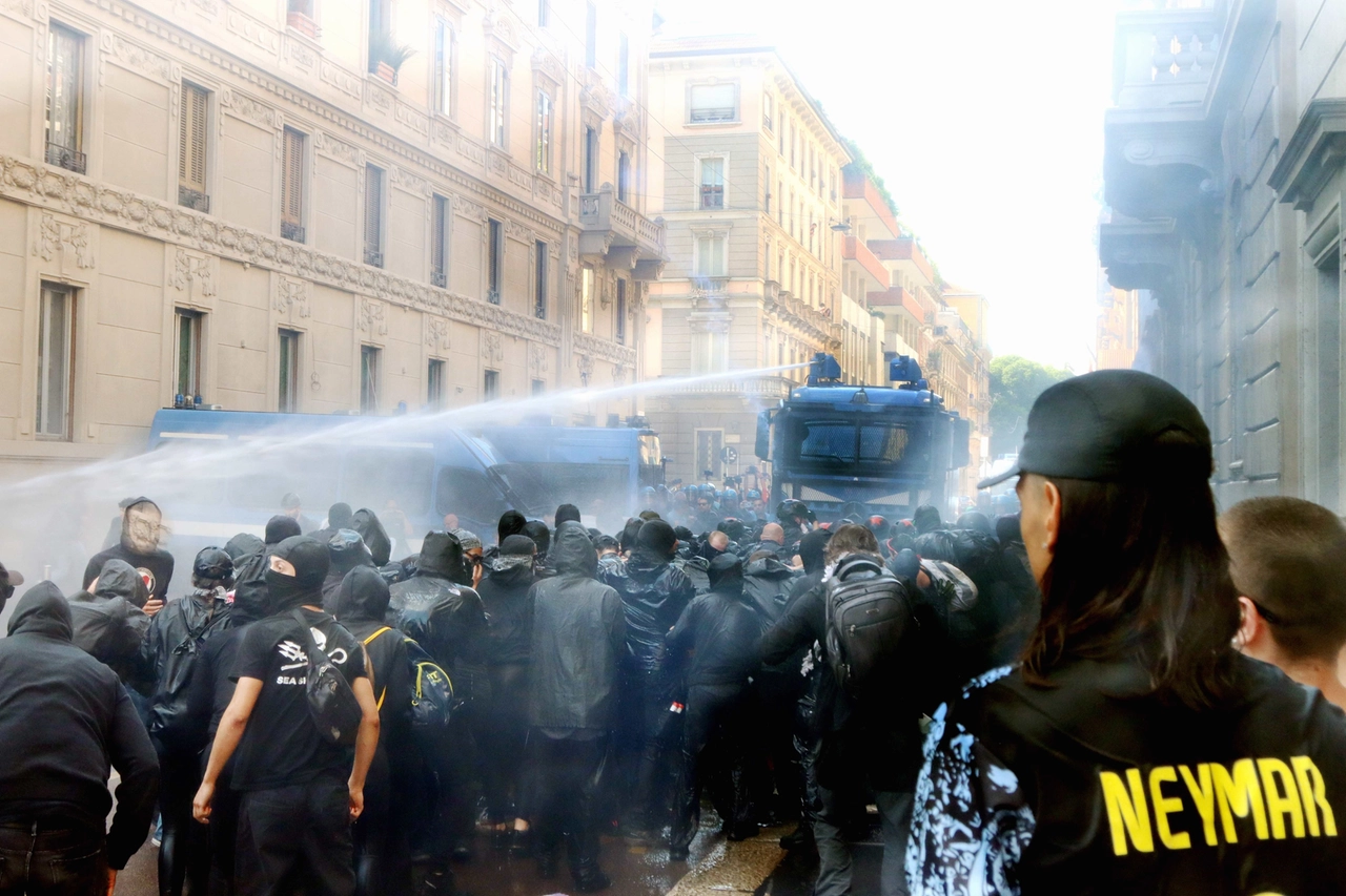 Scontri e ricorso ai lacrimogeni durante il corteo della sinistra antagonista a Milano