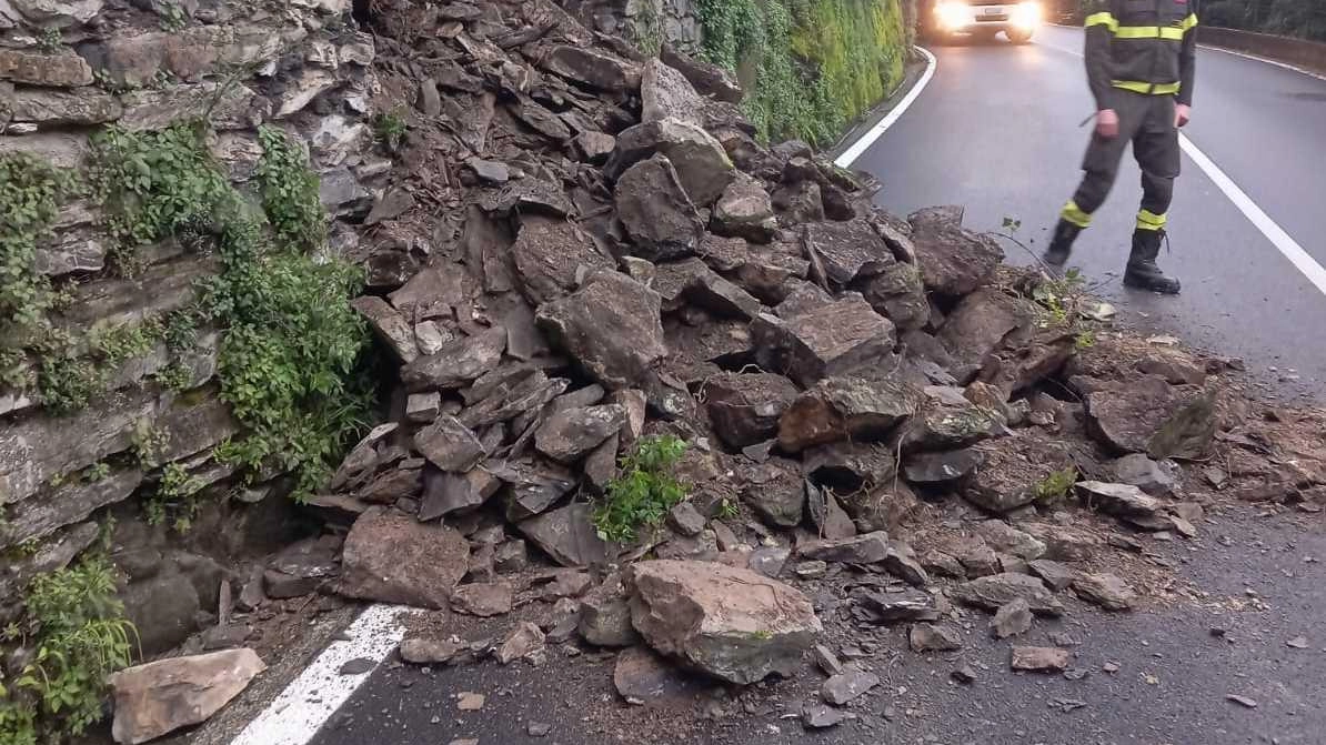 Traffico più difficile del solito sulla provinciale Lariana, a senso unico nel tratto che attraversa il paese, subito dopo la...