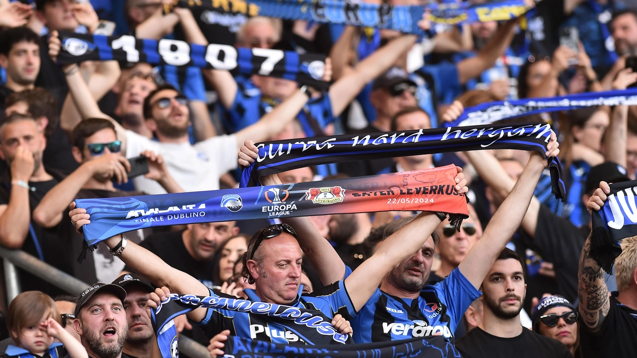 Tifosi dell'Atalanta che sostengono la squadra mostrando le loro sciarpe Tifosi dell'Atalanta che sostengono la squadra mostrando le loro sciarpe