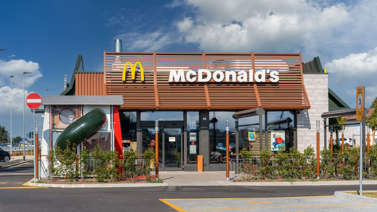 Beccati dalle telecamere e multati: dopo aver mangiato da Mc Donald's avevano lasciato i rifiuti nel parcheggio (Immagine repertorio) Beccati dalle telecamere e multati: dopo aver mangiato da Mc Donald's avevano lasciato i rifiuti nel parcheggio (Immagine repertorio)