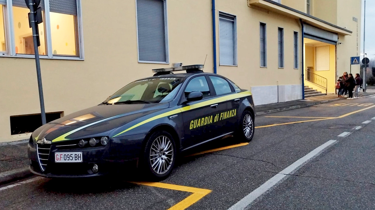Guardia di finanza davanti alla scuola di San Genesio (Torres) Guardia di finanza davanti alla scuola di San Genesio (Torres)