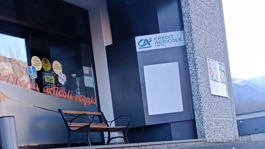 Il bancomat fatto saltare. Sul caso indagano i carabinieri di Sondrio Il bancomat fatto saltare. Sul caso indagano i carabinieri di Sondrio