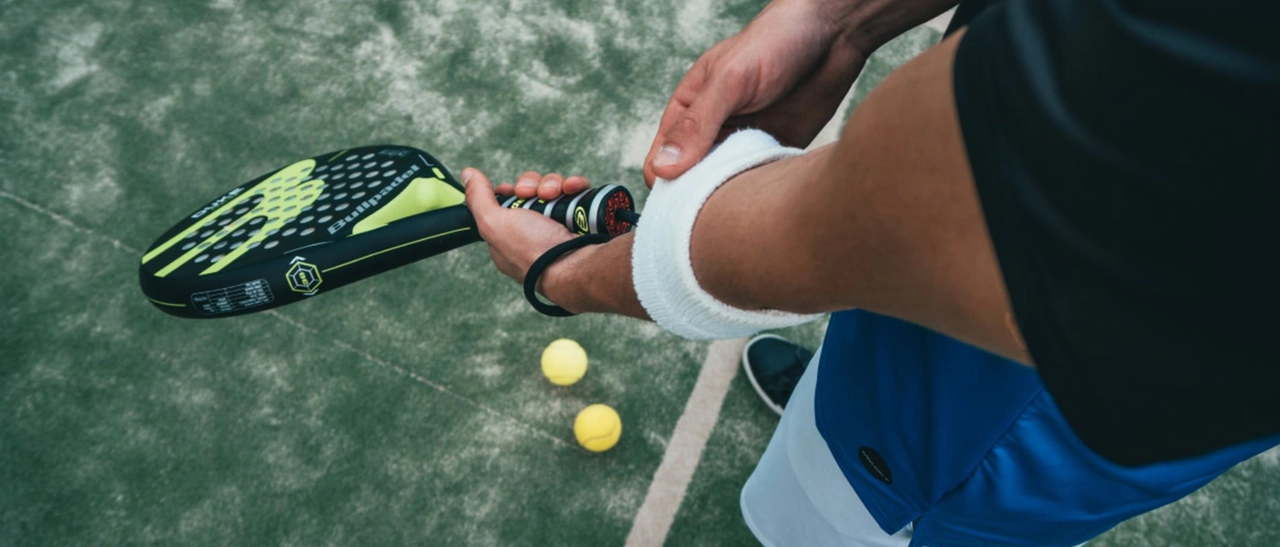 Fingevano di giocare a padel per rubare i Rolex ai ricchi dilettanti: bottino di oltre 80mila euro