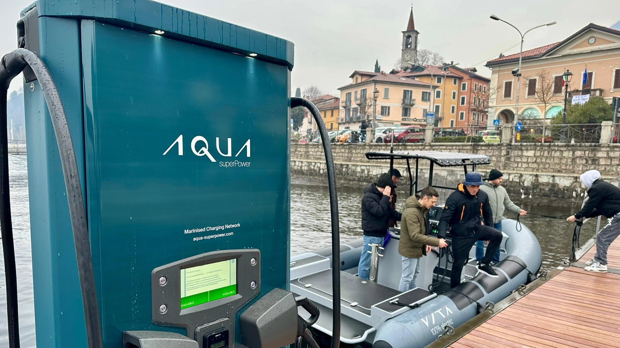 Il punto di ricarica inaugurato nel porto antico di Laveno dove sono stati riservati cinque punti di ormeggio per le imbarcazioni elettriche a noleggio Il punto di ricarica inaugurato nel porto antico di Laveno dove sono stati riservati cinque punti di ormeggio per le imbarcazioni elettriche a noleggio