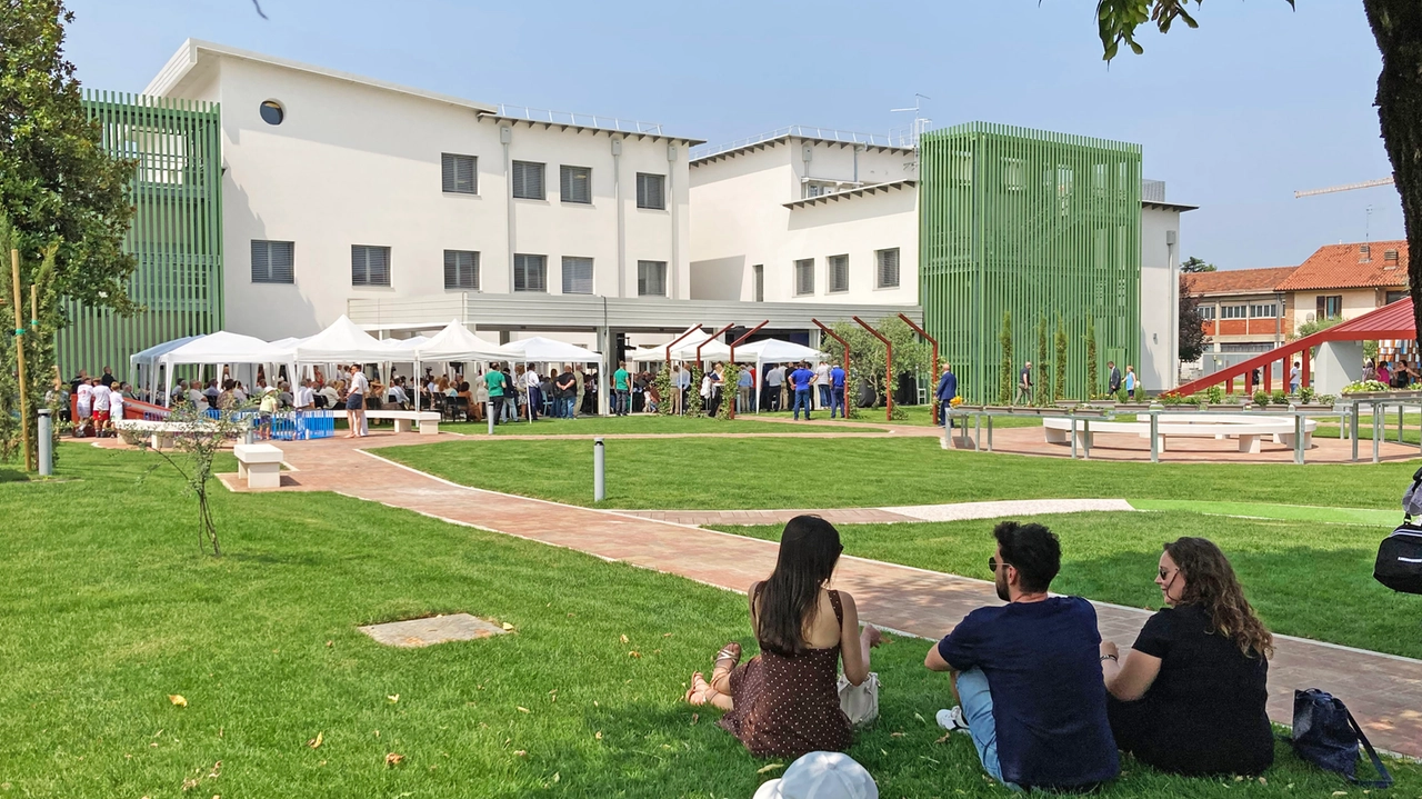 Un momento del taglio del nastro della Casa Minori “Marina Lerma“ riservata ai bambini disabili con problemi cognitivi e relazionali