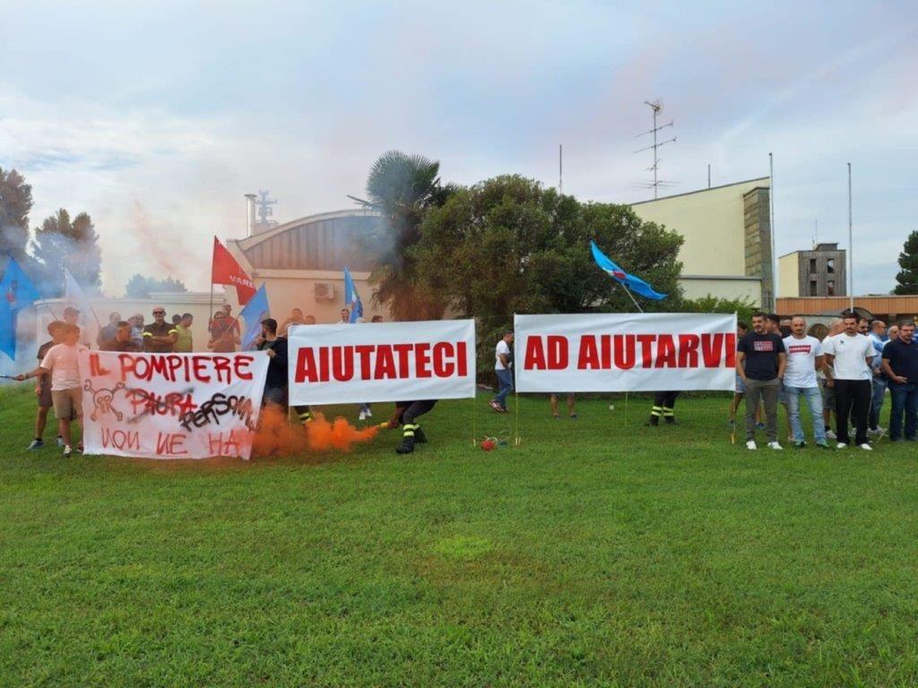 La protesta dei pompieri di Busto Arsizio: “Malpensa ci prosciuga e mancano 100 unità” La protesta dei pompieri di Busto Arsizio: “Malpensa ci prosciuga e mancano 100 unità”