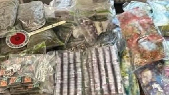 Il sequestro di hashish sigarette elettroniche contanti e il materiale per confezionare le dosi Il sequestro di hashish sigarette elettroniche contanti e il materiale per confezionare le dosi