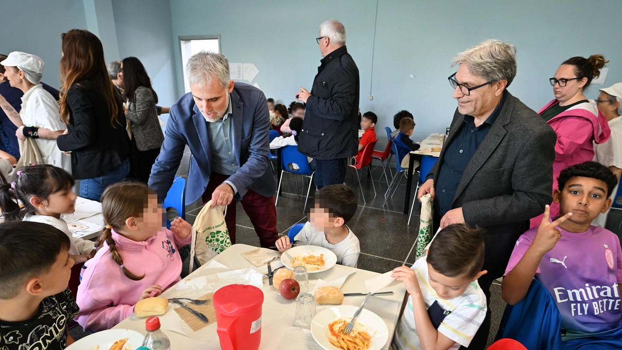 Un sacchettino di tela per portare a casa la merenda che i bambini non hanno consumato a scuola. È l’idea... Un sacchettino di tela per portare a casa la merenda che i bambini non hanno consumato a scuola. È l’idea...