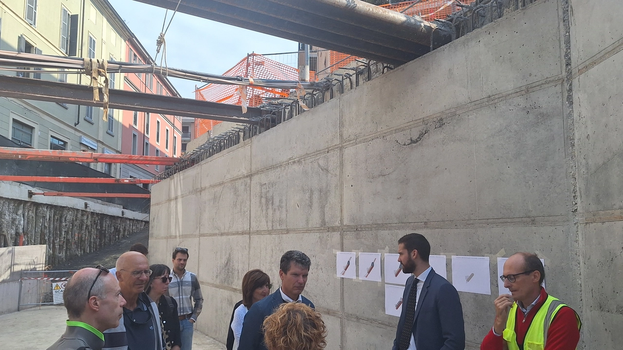 Un momento dell’apertura eccezionale pensata ieri mattina dal Comune che ha permesso di percorrere uno dei due tunnel che passano sotto i binari Un momento dell’apertura eccezionale pensata ieri mattina dal Comune che ha permesso di percorrere uno dei due tunnel che passano sotto i binari