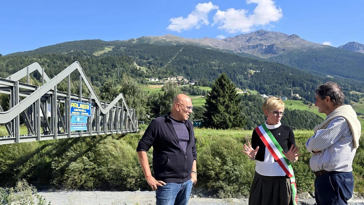 L’assessore regionale Massimo Sertori con la sindaca Sullo sfondo la nuova passerella ciclopedonale L’assessore regionale Massimo Sertori con la sindaca Sullo sfondo la nuova passerella ciclopedonale