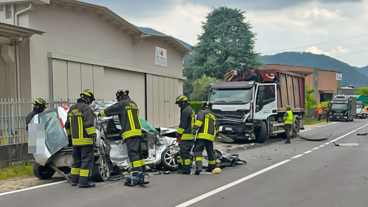 O Ford Focus destruído no impacto na estrada que leva a Gaverina