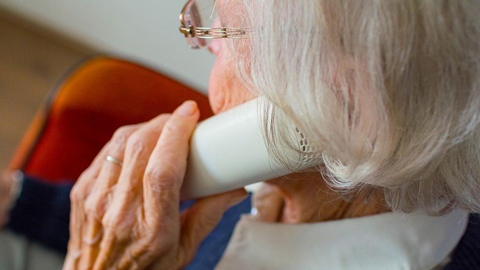 Milano truffano da Ilgiorno.it milano truffano anziana di 92 anni fingendosi poliziotti svizzeri e le portano via 1 000 euro e i bracciali d oro