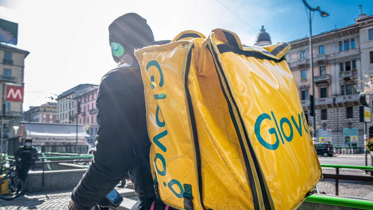 Uno dei ciclofattorini di Glovo, marchio controllato in Italia da Foodinho, che ha il 100% delle quote di Glovo Infrastructure Uno dei ciclofattorini di Glovo, marchio controllato in Italia da Foodinho, che ha il 100% delle quote di Glovo Infrastructure