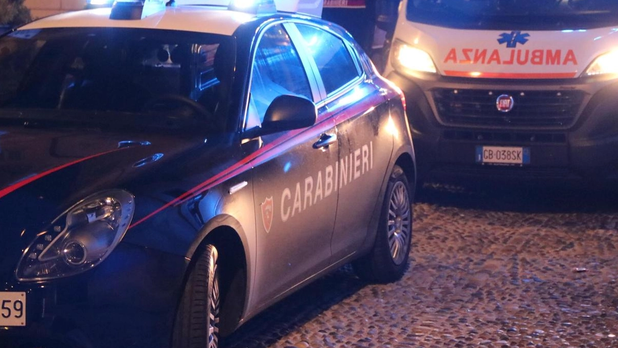 Carabinieri e ambulanza in azione (Foto archivio) Carabinieri e ambulanza in azione (Foto archivio)