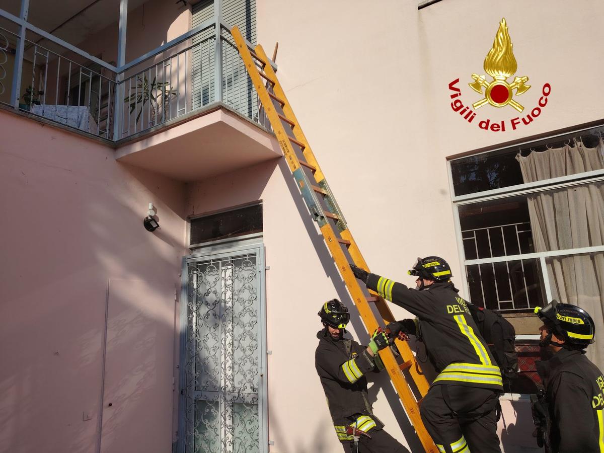 notte di incendi ed emergenze nel lodigiano paura per frigorifero andato in fiamme