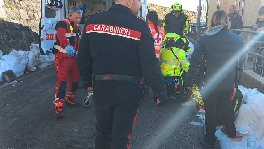 Il bambino è precipitato sulla strada correndo anche il rischio di essere investito Il bambino è precipitato sulla strada correndo anche il rischio di essere investito
